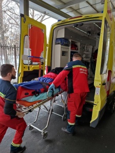 Транспортировка пациента с переломом шейки левого берда из дома в больницу им. Пирогова.